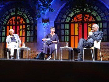 immagini della presentazione del libro durante la rassegna InChiostro presso ERT- Arena del Sole, con il Cardinale Matteo M. Zuppi, il Prof. Roberto Farné e la presidente dell’Associazione Dentro al Nido, la dott.ssa Annarita Ciaruffoli.