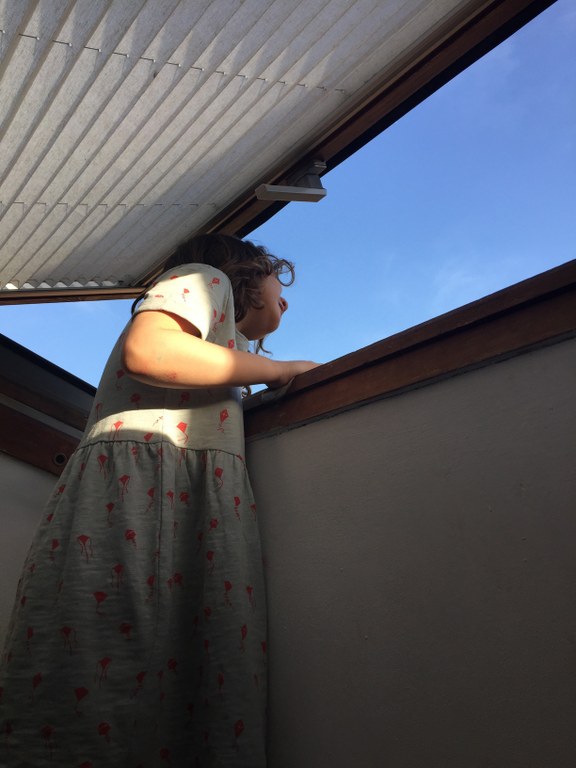 Bambina apre l'abbaino