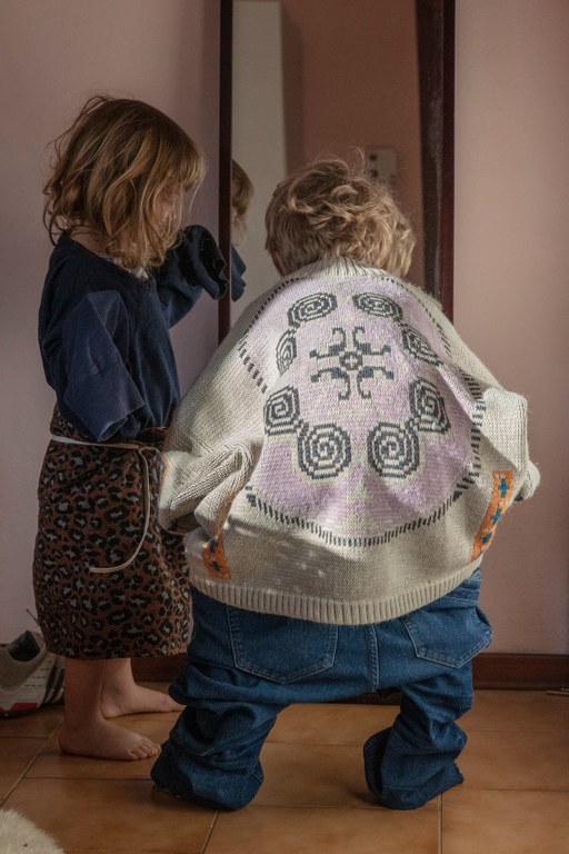 Bambini giocano con travestimenti