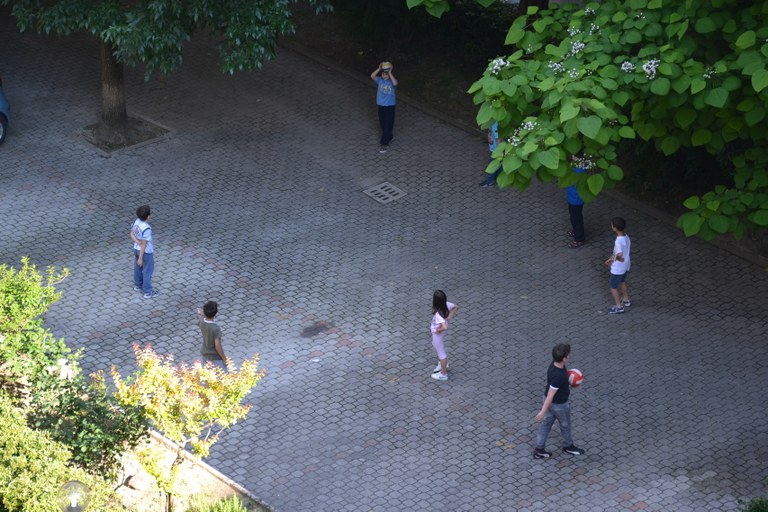 Bambini in cortile con distanziamento
