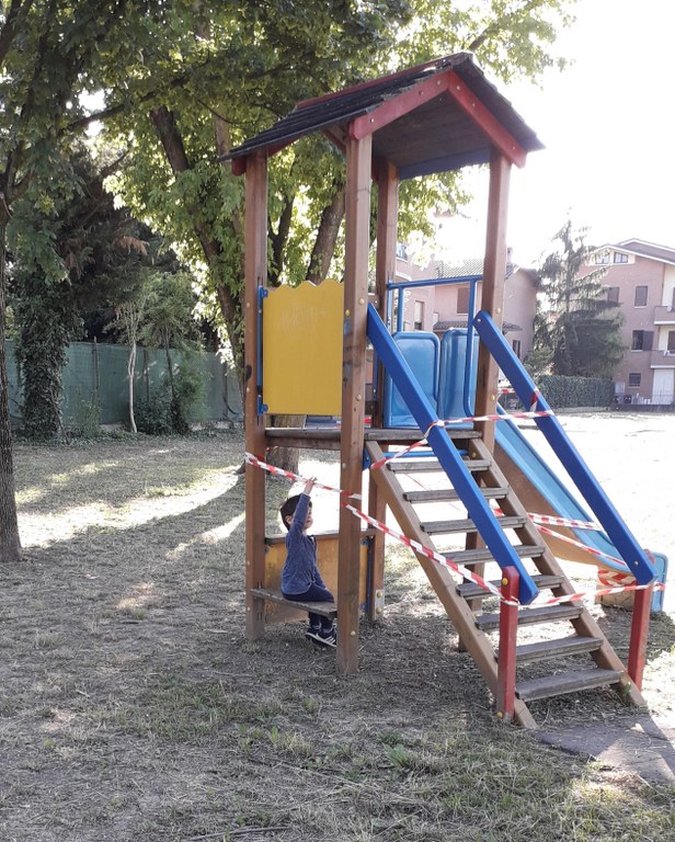 Bambino al parco giochi interdetto