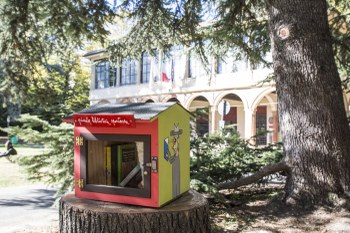 PIccola Biblioteca Spontanea nei giardini di via Filippo Re