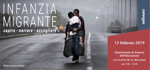 volantino del convegno Infanzia migrante, 13 febbraio 2019, Dipartimento di Scienze dell'Educazione, Bologna. Immagine simbolo del convegno: foto di Yannis Behrakis, con padre e figlio migranti bagnati dalla pioggia. Il padre porta in braccio il figlio e insieme camminano su una strada (o un ponte)
