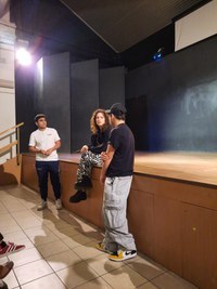 studenti dell'Istituto Superiore Aldini-Valeriani nel teatro della scuola, sotto al palco, durante l'attività di Teatro Forum