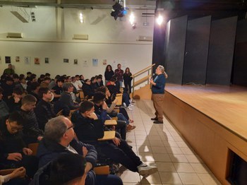 studenti dell'Istituto Aldini-Valeriani nel teatro della scuola insieme a Alessandro ZAnchettin