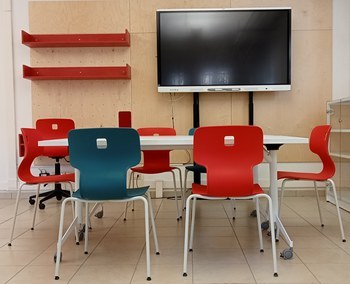 Laboratorio di Letteratura per l'infanzia. Tavoli, sedute e monitor interattivo