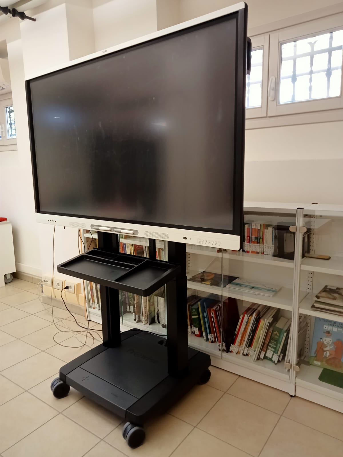 monitor interattivo utilizzato per la didattica e incontri